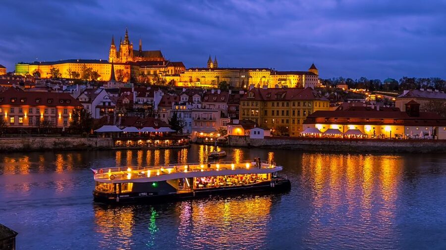 Prague: 50-Minute Sightseeing Evening Cruise - Kampa Island and Petřín Tower