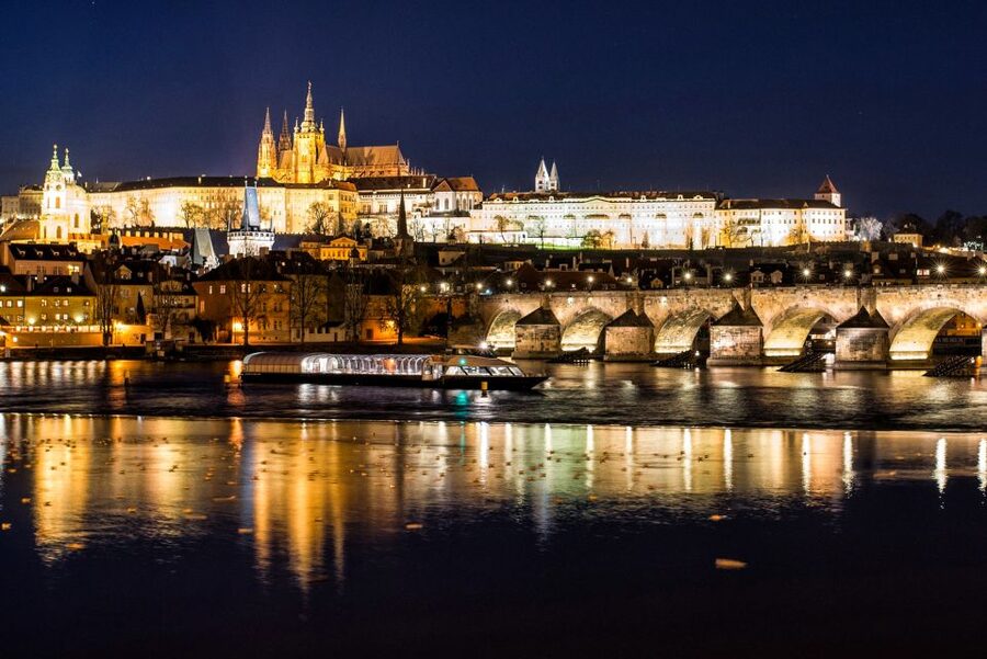 Prague: Vltava River Night Cruise with Buffet - Dancing House and Rašínovo embankment