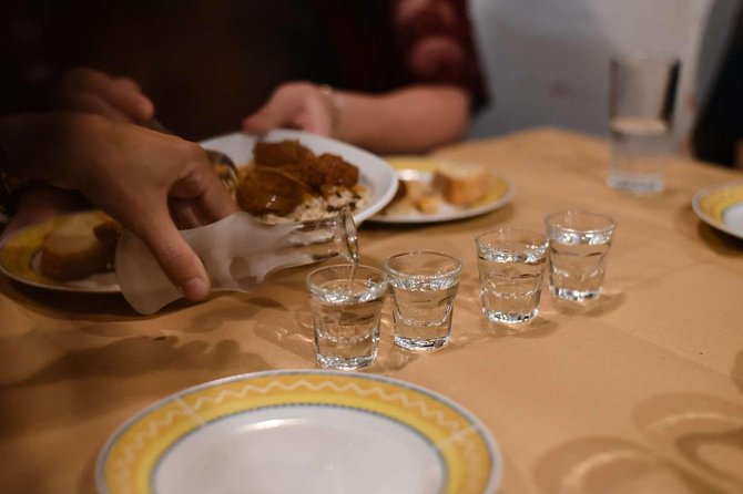 Private Athens By Night Food Tour & Wine Tasting of 5 Varieties - Syntagma Square sets the evening’s tone