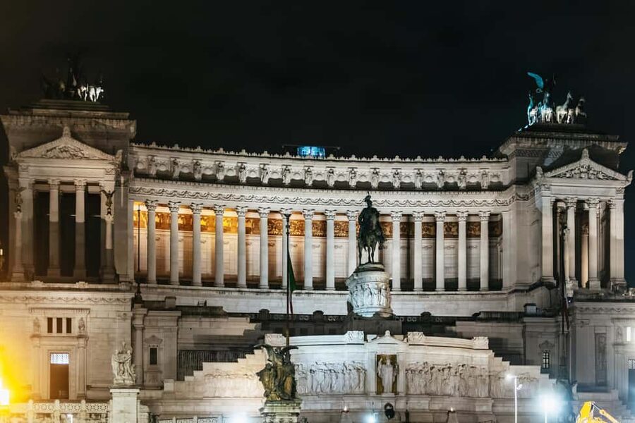 Rome: Small-Group City Highlights Moonlight Walking Tour - What the guides add to a $29 walk