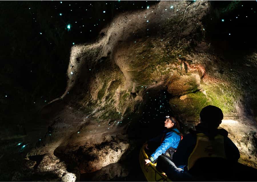 Rotorua: Glow Worm Kayak Tour - The safety briefing and two-person kayaks