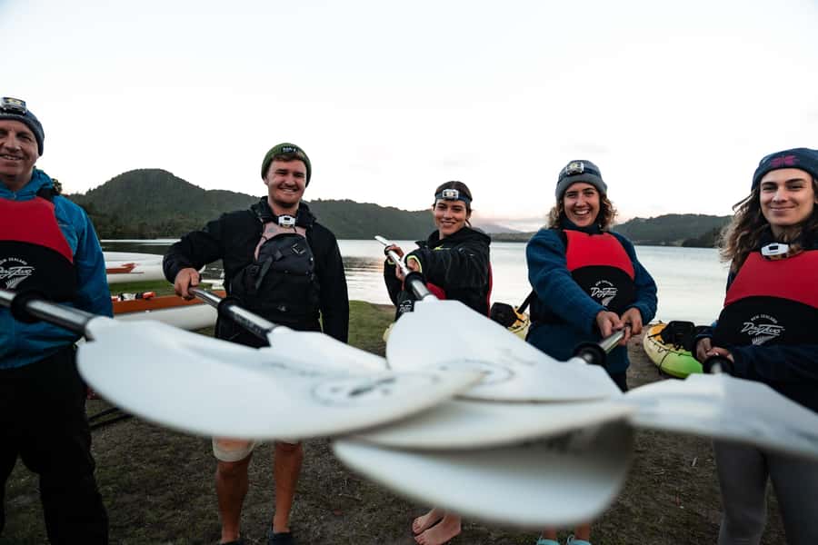 Rotorua: Glow Worm Kayak Tour - Paddling through the last light