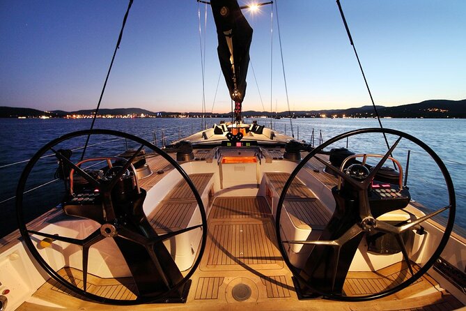 Sail & Dine Sailboat Tour With Sunset - What the crew and service add