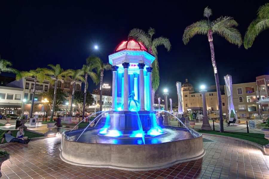 San Diego: City Lights Night Trolley Tour - Music, narration, and the guide’s role