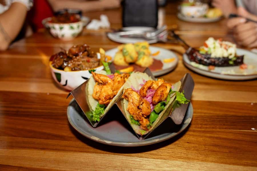 San José: Night Food and Culture Tour with Dinner - Parque España, the Metallic Building, and the Yellow House