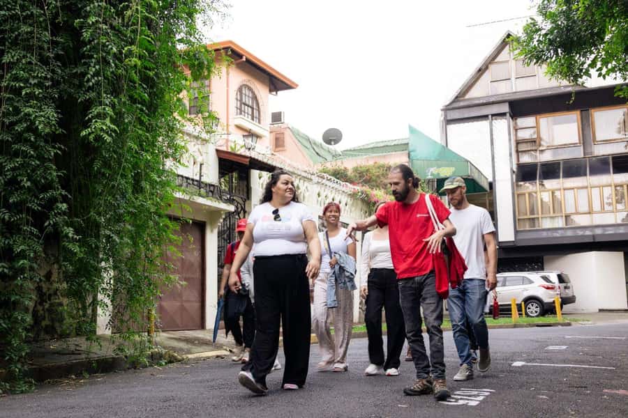 San José: Night Food and Culture Tour with Dinner - A local drink before the food