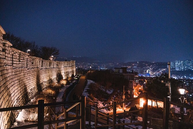Seoul moonlight walking tour with local historian - The guides and the style of storytelling