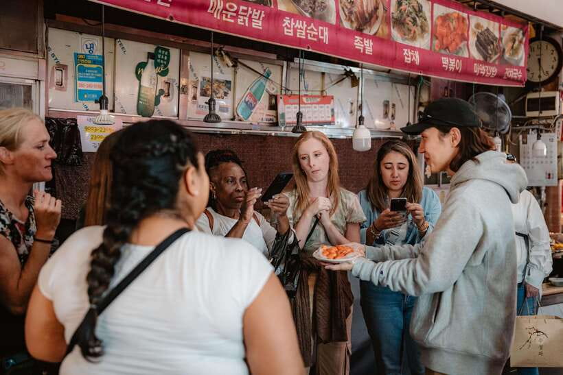 Seoul: Night Market Food Tour with Local Guide - What the guide adds at each stall