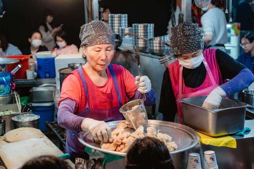Seoul: Night Market Food Tour with Local Guide - The market walk is part of the meal