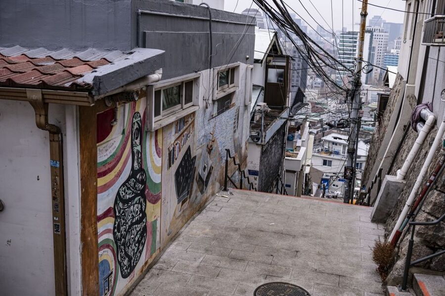 Seoul: Nighttime Hidden Gems Walking Tour - Ewha Mural Village and the story behind the hillside
