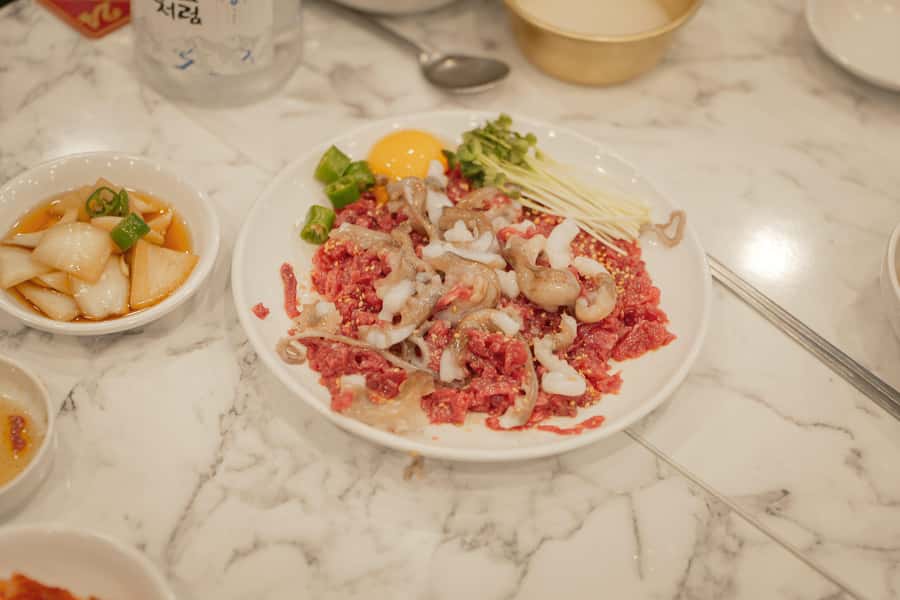 Seoul: Palace, Temple and Market Guided Foodie Tour at Night - What the guide adds to the evening