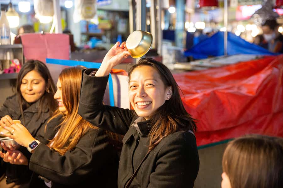 Seoul: Palace, Temple and Market Guided Foodie Tour at Night - Changgyeonggung Palace under the lights