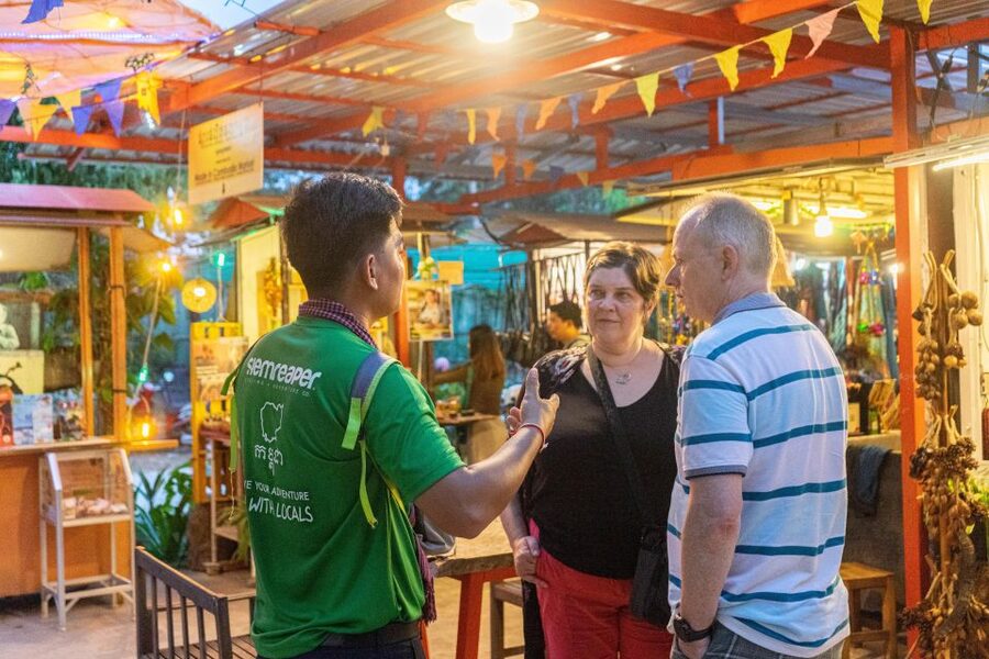 Siem Reap: Evening Food Tour with 10 Local Tastings - Local restaurant tastings: fruit, rolls, tofu, and snails