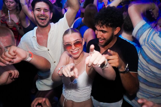 Split: Night Boat Party with DJ, Free Shots & After-Party - The crowd and music set the tone