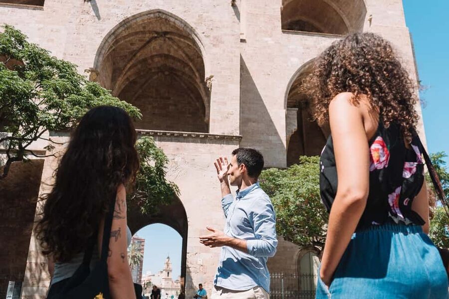 Valencia: Tapas and Drinks Evening Tour - Guides and the small-group advantage