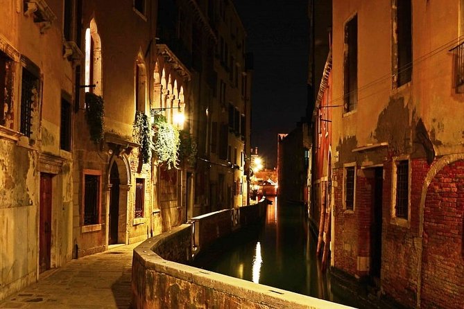 Venice by Night: Highlights & Hidden Gems Tour - Why Venice is better after sunset