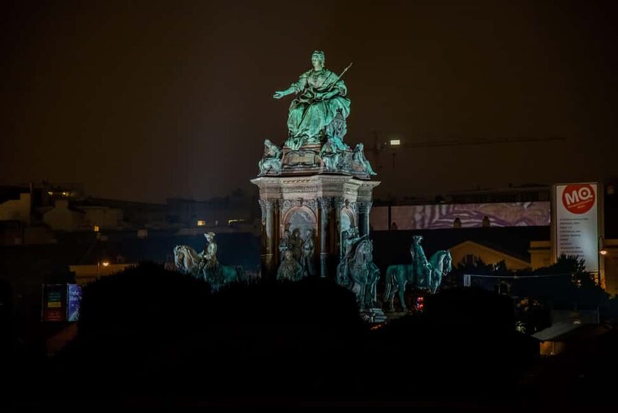 Vienna: Big Bus City Highlights Night Tour with Live Guide - Schönbrunn Palace from a moving viewpoint