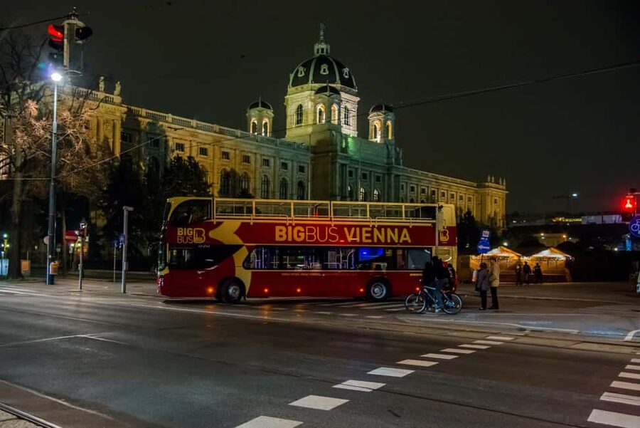 Vienna: Big Bus City Highlights Night Tour with Live Guide - How the live commentary affects the ride