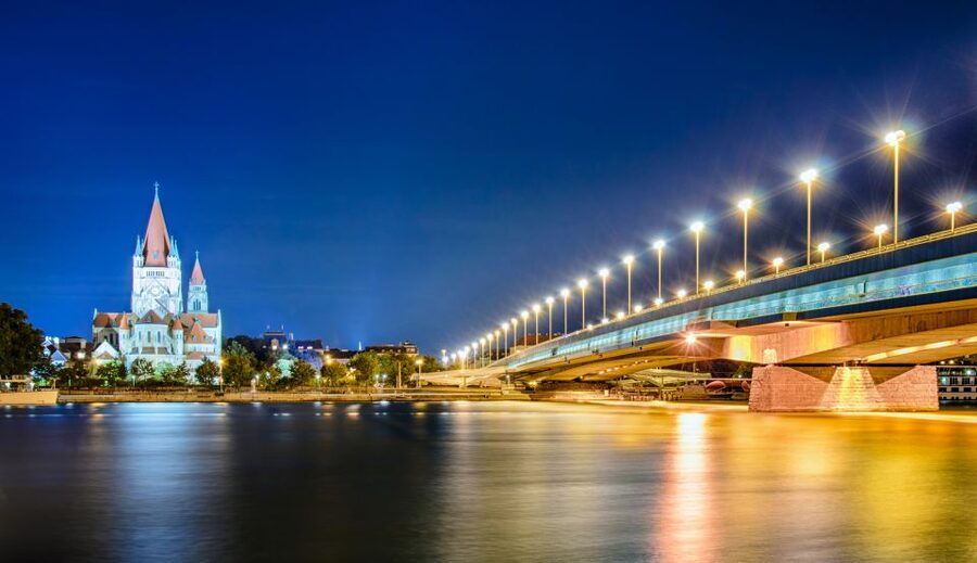 Vienna: Evening Cruise Along The Danube - Dining onboard with Roman Loos