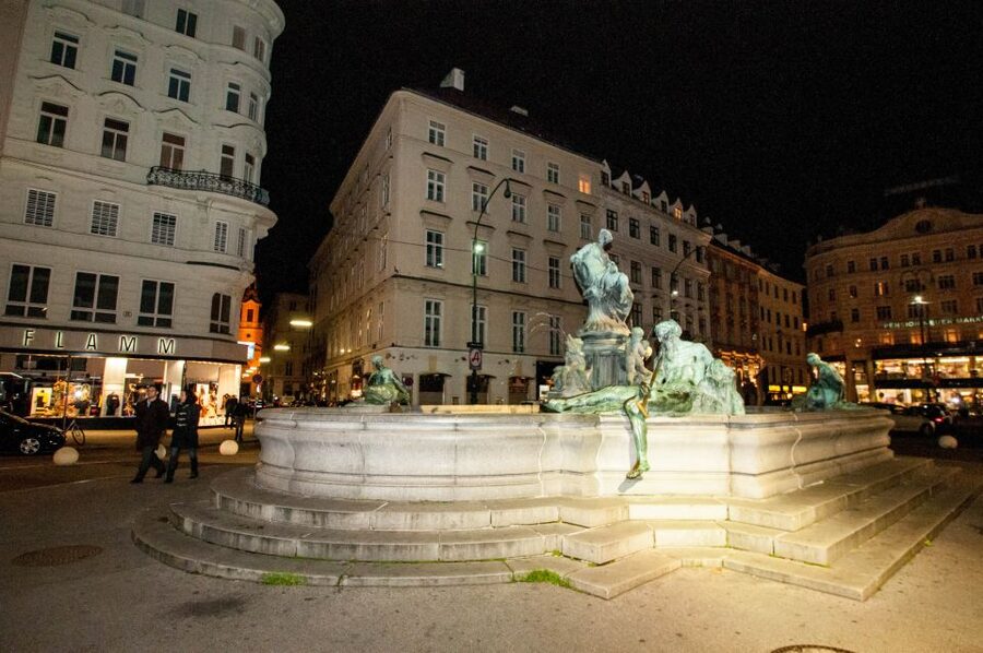 Vienna: Ghosts and Legends Guided Nighttime Walking Tour - What the two-hour format feels like