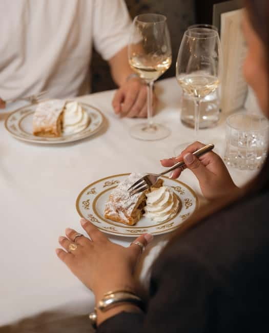 Vienna: Schönbrunn Palace Evening Tour, Dinner and Concert - A classic Austrian dinner at 6:30 PM