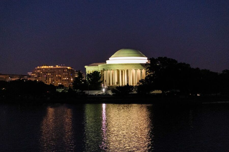 Washington DC: Monuments by Moonlight Nighttime Trolley Tour - What the trolley ride adds