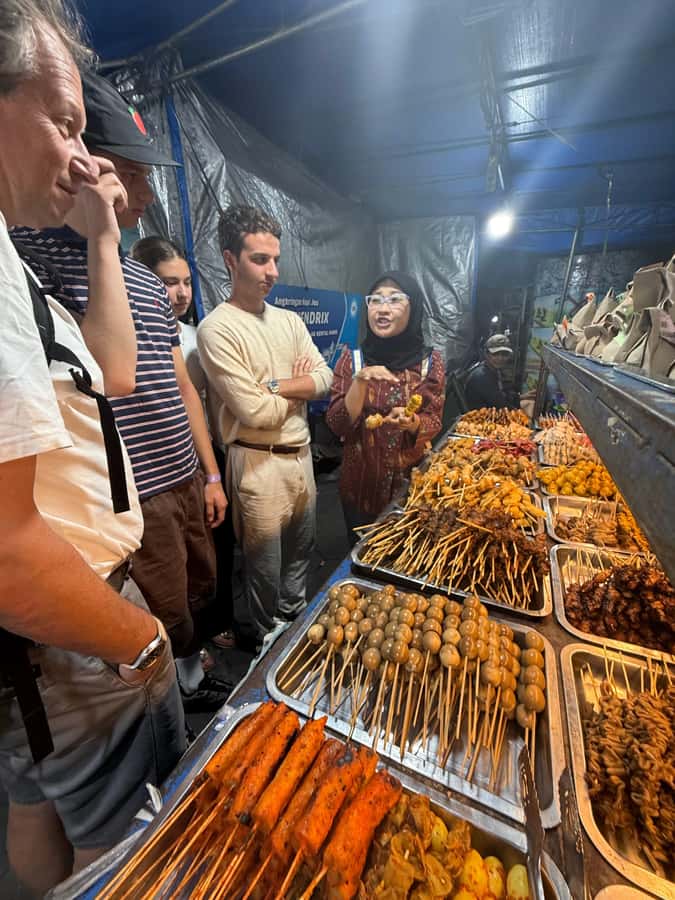 Yogyakarta: Nighttime Walk and Food Tour - Malioboro after dark